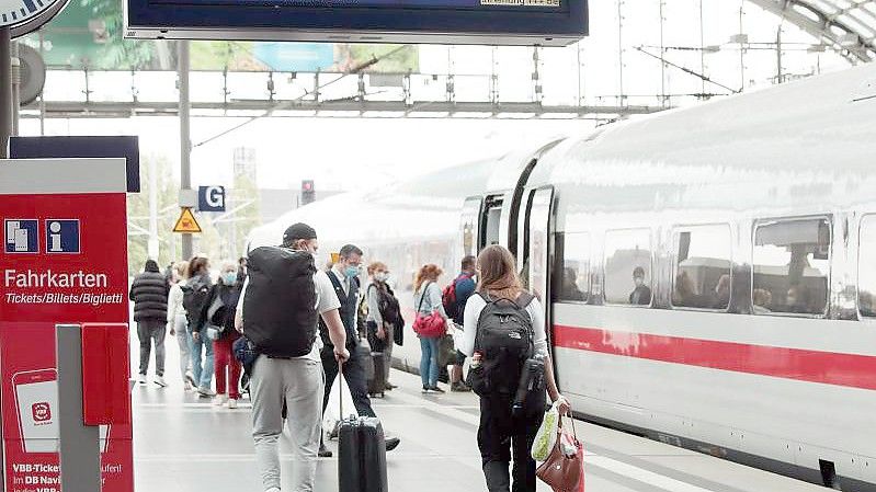 Geimpft, genesen oder getestet? Die Bahn kündigt 3G-Kontrollen im Fern- und Regionalverkehr an. Foto: Carsten Koall/dpa