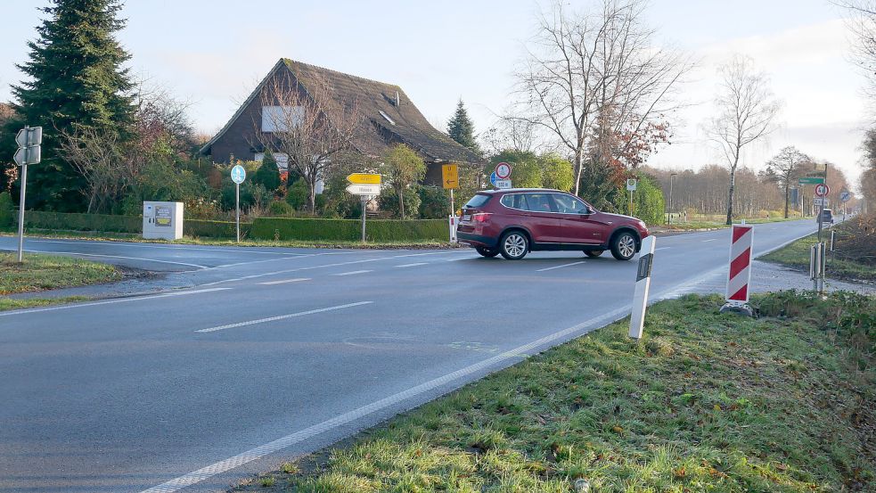 Ein Auto biegt von der Idafehnstraße auf den Langholter Weg Richtung Ramsloh ab. Dort ereignete sich am Freitagabend der tödliche Unfall. Foto: Kruse