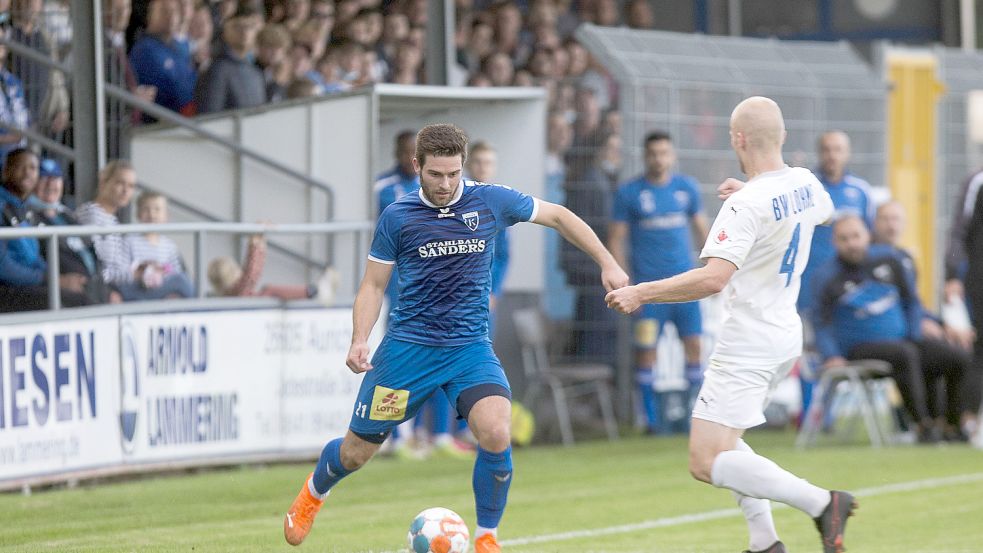 Kickers Emden (am Ball Tido Steffens) und BW Lohne kämpfen um den Staffelsieg. Foto: Doden