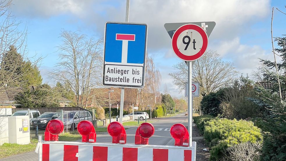 Eine Absperrbake inklusive Sackgassenschild wurde am Plümers Kamp installiert. Foto: Münch