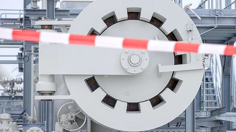 Ein rot-weißes Absperrband hängt vor der sogenannten „Molchstation“ in der Gasanlandestation von Nord Stream 2. Foto: Jens Büttner/dpa-Zentralbild/dpa