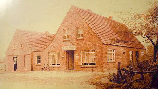 Die Dorfkneipe von Hans und Hildegard Lamping im Zentrum von Harkebrügge war früher die Heimat des Sport- und des Schützenvereins. Heute ist das Lokal längst Geschichte. Foto: Archiv Harkebrügge