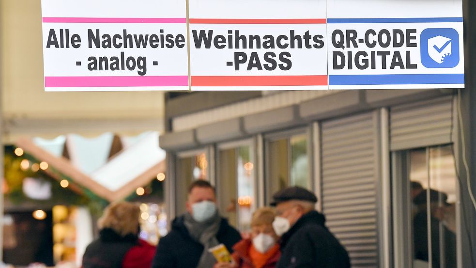 Der Besuch eines Weihnachtsmarktes wird definitiv aufwendiger. Neu ist in Niedersachsen die Maskenpflicht. Foto: Schutt/dpa