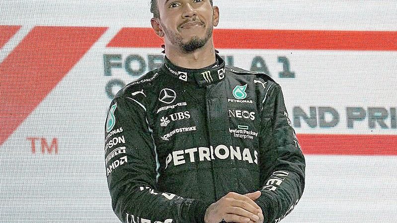 Mercedes-Pilot Lewis Hamilton ist mit seinen Leistungen zufrieden. Foto: Hasan Bratic/dpa