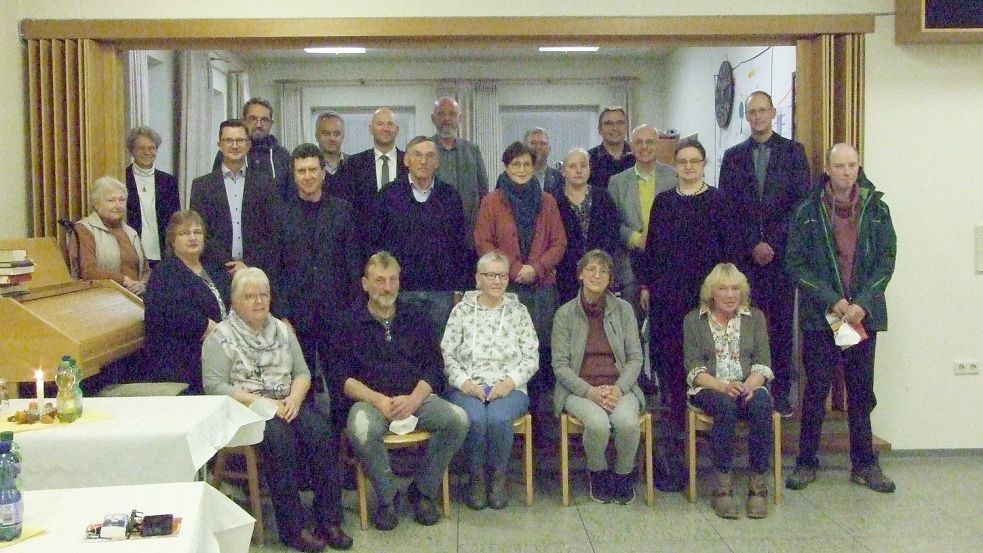 Vertreter der Kirchengemeinden haben den Vertrag gemeinsam unterzeichnet. Foto: Scherzer