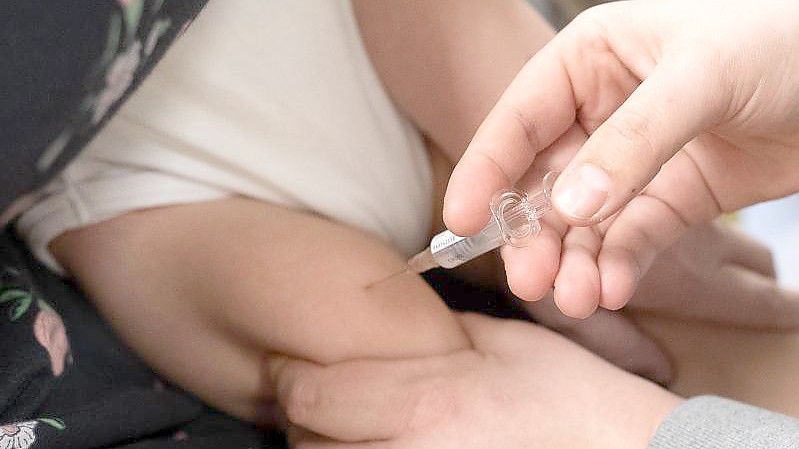 Ein Säugling wird in einer Praxis geimpft. Foto: Swen Pförtner/dpa