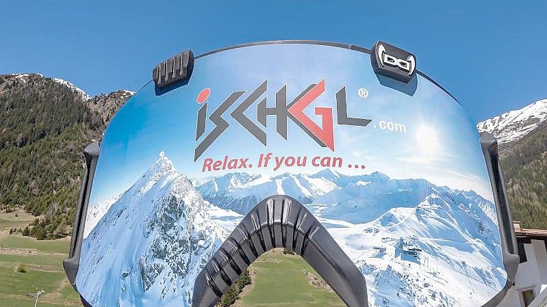 Eine überdimensionale Skibrille mit dem Logo des Skigebiet „Ischgl“. Foto: Expa/Johann Groder/APA/dpa