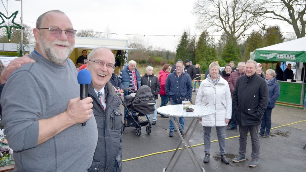 Ein Bild aus besseren Zeiten: Beim Ihrener Weihnachtsmarkt im Dezember 2019 hatten Mitorganisator Hans-Josef „Dicki“ Gossling (links) und Ortsbürgermeister Heinz Wiemers (2. von links) noch gut lachen. Foto: Archiv