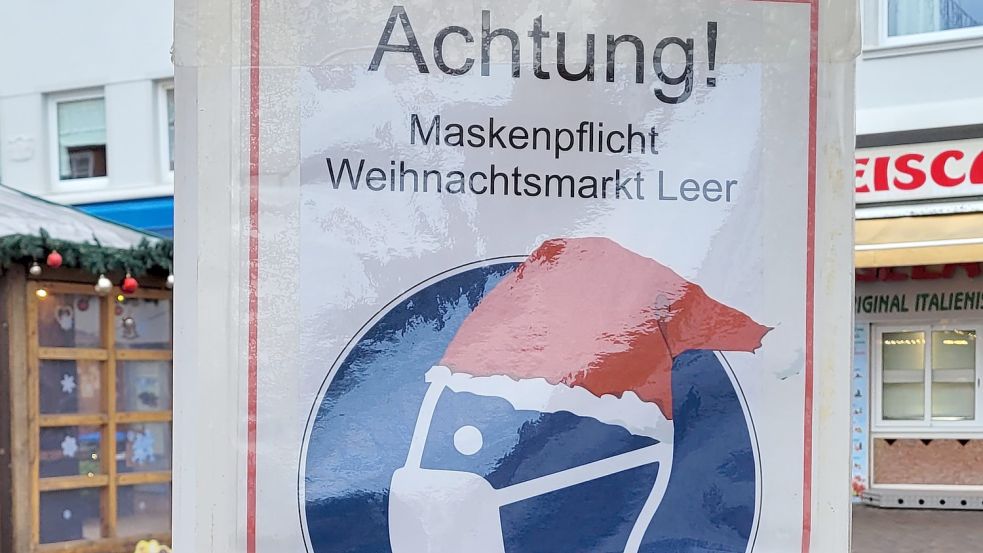 In der Leeraner Innenstadt wurden am Mittwoch diese Schilder angebracht. Foto: Wolters