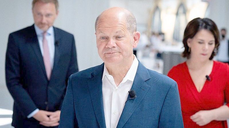 Olaf Scholz, Annalena Baerbock und Christian Lindner: Die Ampel-Koalitionäre haben sich auf eine Verteilung der Ministerien geeinigt. Foto: Kay Nietfeld/dpa