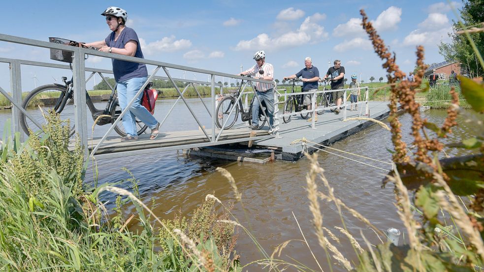 Statt dieser Behelfsbrücke für die Veranstaltung „Van Dörp to Dörp“ soll es am Fehntjer Tief in Höhe Ippenwarf eine dauerhafte Verbindung geben. Foto: Ortgies/Archiv