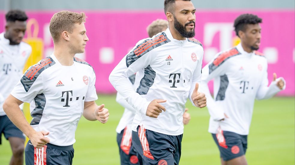 Der vermutlich ungeimpfte Bayern-Stürmer Eric Maxim Choupo-Moting (Mitte) hat sich mit Corona infiziert. Foto: dpa/Sven Hoppe