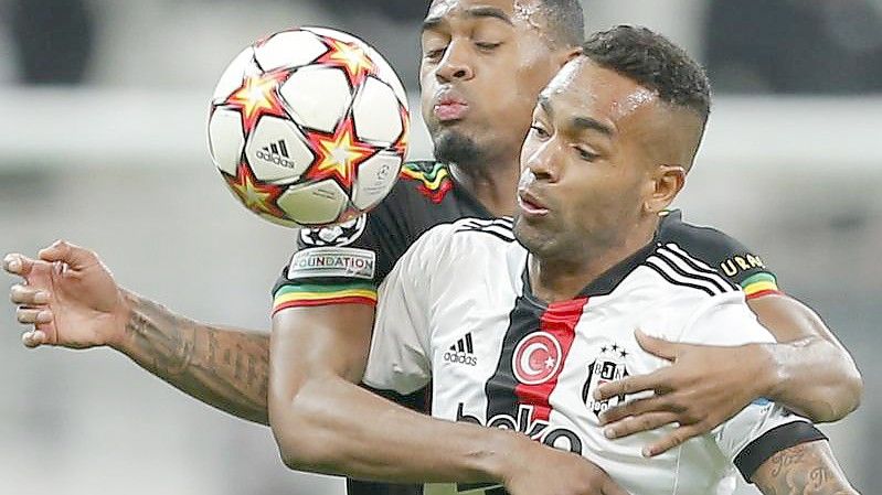 Amsterdams Ryan Gravenberch (hinten) hält Besiktas Alex Teixeira mit den Armen zurück. Foto: -/AP/dpa