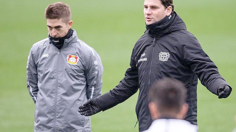 Leverkusens Trainer Gerardo Seoane (r) spricht beim Abschlusstraining zur Mannschaft. Foto: Marius Becker/dpa