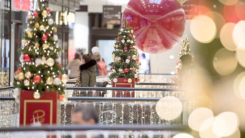 Kunden schlendern durch ein weihnachtlich geschmücktes Einkaufszentrum in Berlin. Foto: Bernd von Jutrczenka/dpa