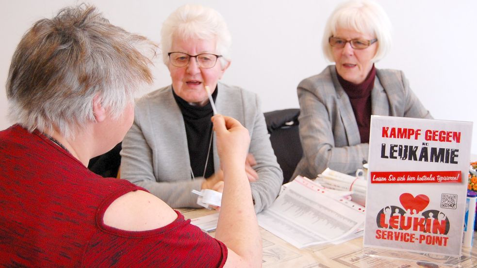 Adelheid Winkler (Mitte) und Christa Lindenberg vom Leukin-Vorstand beraten eine Interessierte bei der Typisierung. Foto: Weers