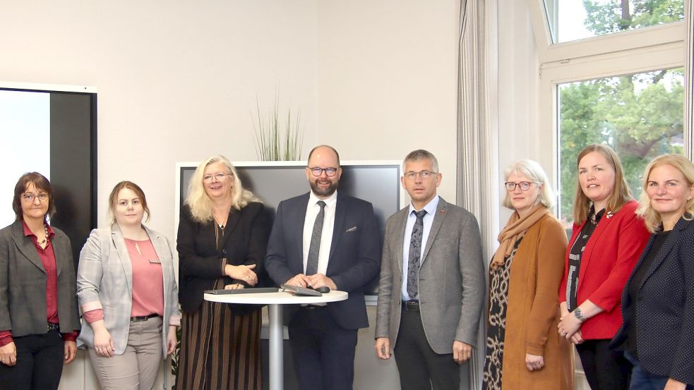 Partner bei der generalistischen Pflegeausbildung: (von links) Angelika Bartjen, Sabrina Pundsack (KOS Generalistik), Marlies Bornhorst-Paul (Schulleiterin BBS Friesoythe), Landrat Johann Wimberg, Günter Lübke (Schulleiter BBS am Museumsdorf), Amaris Schulte-Richtering (BBS am Museumsdorf), Barbara Krüßel (KOS Generalistik) und Dr. Christina Neumann (Stabsstelle Gleichstellung, Integration und Demografie). Foto: Landkreis Cloppenburg/Fiebig