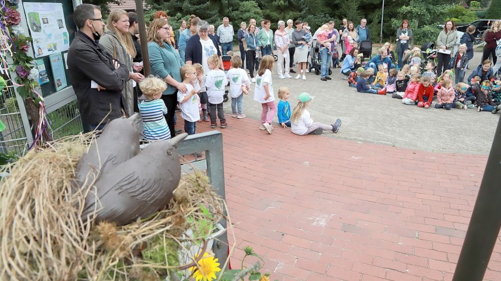 Zwei Kuckucke aus Ton hat die Barßelerin Christel Krone für den neuen Eingang der Kita „Die Arche“ an der Kuckuckstraße in Elisabethfehn getöpfert. Sie wurden beim Eröffnungsfest für den neuen Eingang feierlich enthüllt. Fotos: Passmann