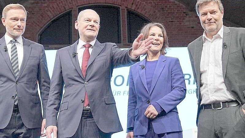 Christian Lindner (FDP), Olaf Scholz (SPD), Annalena Baerbock (Bündnis 90/Die Grünen) und Robert Habeck stellen den gemeinsamen Koalitionsvertrag vor. Foto: Kay Nietfeld/dpa