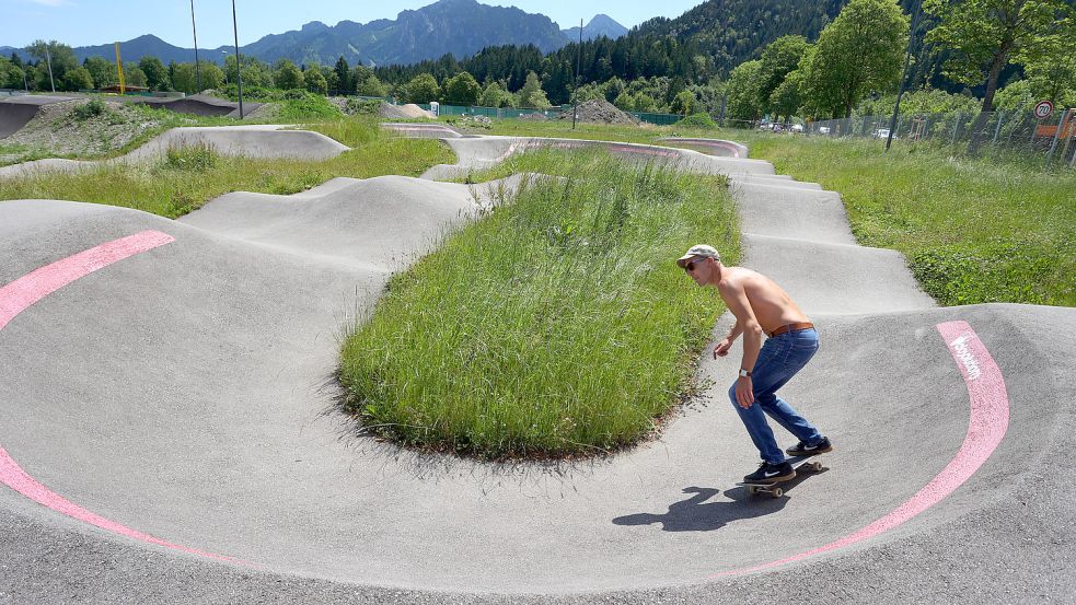 In immer mehr deutschen Städten entstehen Pumptracks, an denen nicht nur Radsportler ihren Spaß haben. Das Foto zeigt die Anlage im bayrischen Füssen. Foto: Karl-Josef Hildenbrand/dpa