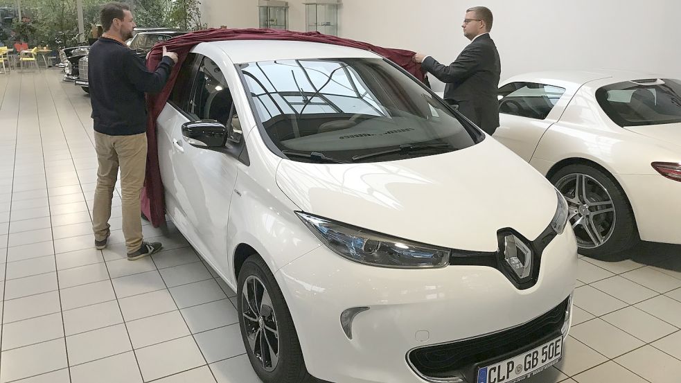 Die Mitarbeiter der Gemeindeverwaltung Barßel fahren seit 2018 zu ihren Terminen mit einem Elektroauto. Bürgermeister Nils Anhuth (rechts) nahm den Renault Zoe damals in Empfang. Foto: Gemeinde Barßel