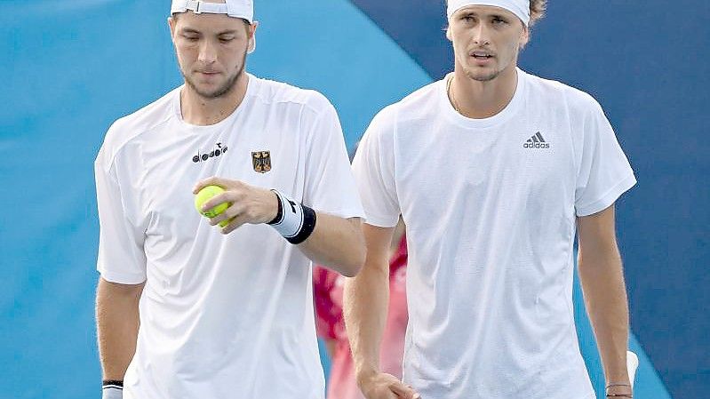 Jan-Lennard Struff (l) und Alexander Zverev. Foto: Marijan Murat/dpa/Archivbild