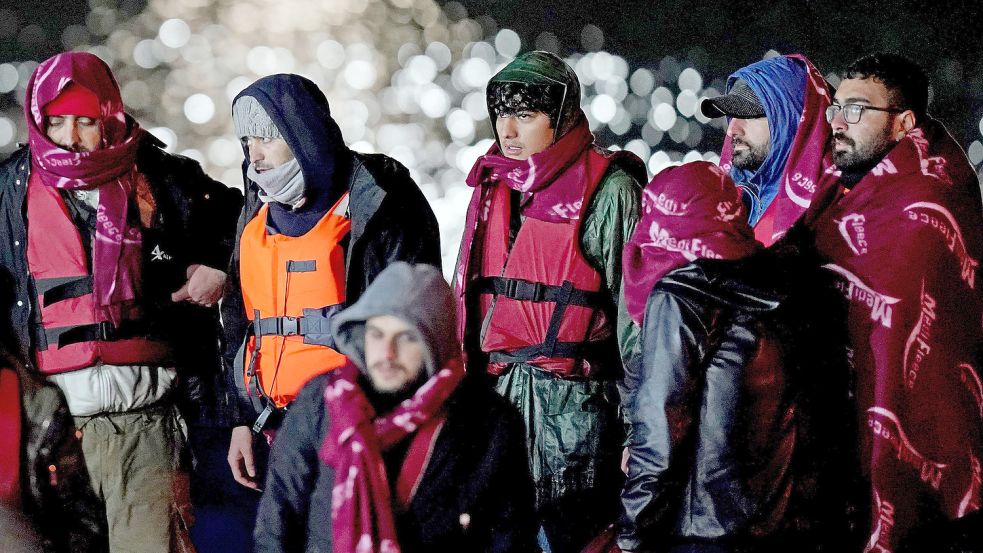 Eine Gruppe von Menschen, bei denen es sich vermutlich um Migranten handelt, wird nach einem Zwischenfall mit einem kleinen Boot im Ärmelkanal nach Dover gebracht. Am Mittwoch starben mindestens 27 Migranten auf dem Weg nach Großbritannien, als ihr Boot im Ärmelkanal sank. Foto: Fuller/PA Wire/dpa