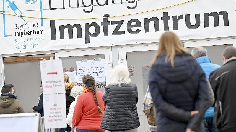 Impfwillige stehen vor dem Eingang des Impfzentrums in Rosenheim. Foto: Peter Kneffel/dpa