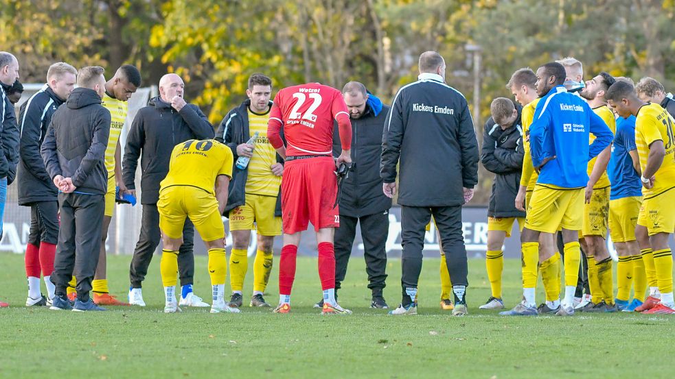 Einige Kickers-Spieler werden die Ansagen von Trainer Stefan Emmerling am Sonnabend wohl nicht in der Kabine verfolgen können. Archivfoto: Wenzel