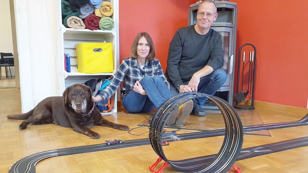 Das Pädagogenehepaar Bianka Kiesewetter und Jörg Schäfe, hier mit Therapiehund Abba, betreuen die Kinder in der neuen Tagesgruppe in Weener. Foto: Gettkowski