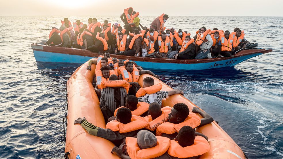 Die Stadt Leer hatte sich bereiterklärt, Flüchtlinge aufzunehmen, die aus Seenot gerettet wurden. Foto: Gasperini/SOS Mediterranee/dpa
