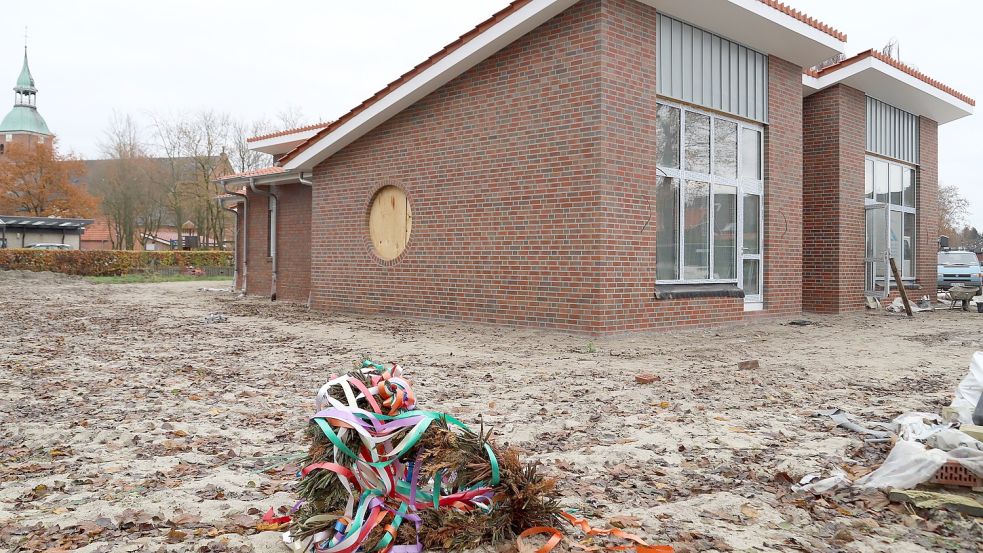 Der Neubau der Kinderkrippe in Barßel geht trotz Verteuerung zügig voran. Die Richtkrone ist noch nicht ganz verwelkt. Foto: Passmann