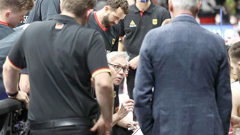 Der neue Bundestrainer Gordon Herbert (M) gibt während einer Auszeit Anweisungen. Foto: Daniel Karmann/dpa