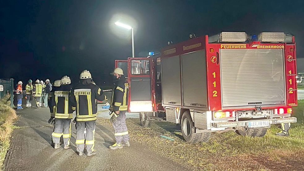 Mehrere Einsatzkräfte rückten am Donnerstagabend zur Gas-Bohrstelle nach Idehörn aus. Dort stellte sich schnell heraus, dass es sich um eine Übung handelte. Foto: Münch