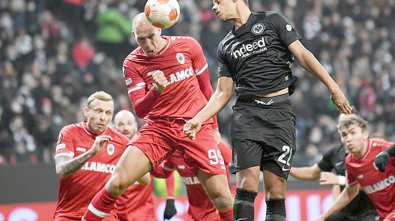 Antwerpens Michael Frey kommt vor dem Frankfurter Timothy Chandler (r) an den Ball. Foto: Arne Dedert/dpa