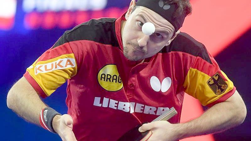 Tischtennis-Ass Timo Boll beim Aufschlag. Foto: Wu Xiaoling/XinHua/dpa