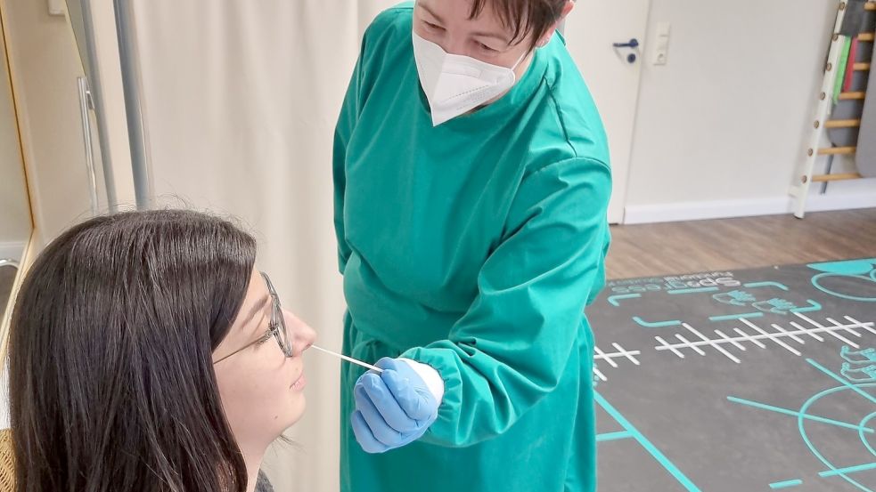 Dieser Test wurde für das Foto in der Physiotherapiepraxis Kroes gestellt: Tanja ter Hazeborg testet dort ihre Kollegin Pia Giampietro. Foto: Privat