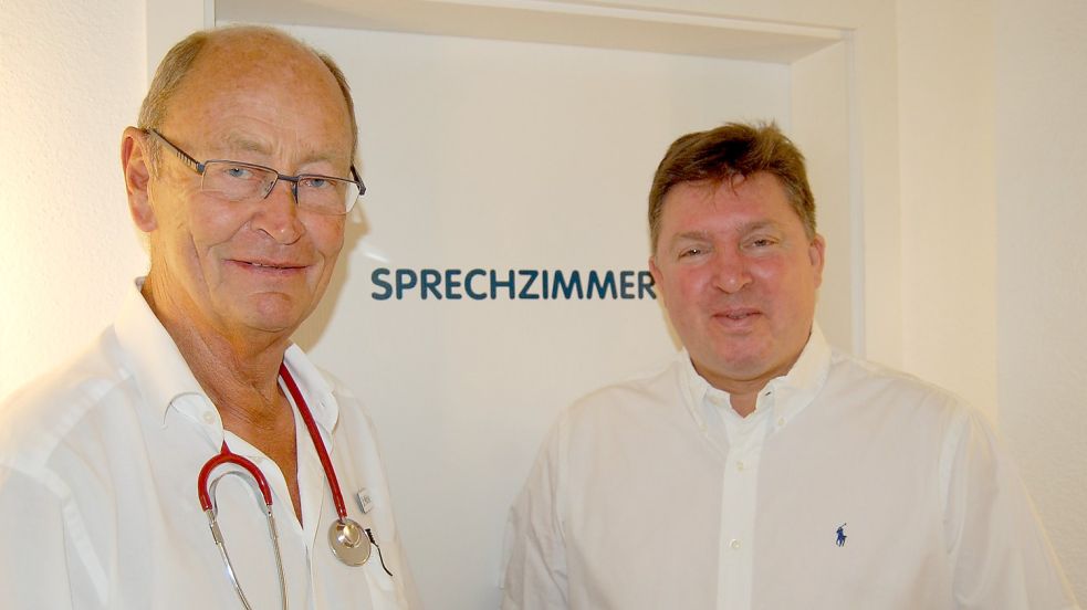 Vor zweieinhalb Jahren begann Dr. Jörg Michael Möhle (links), in der Langholter Praxis von Eigentümer Dr. Carsten Brinkmann zu arbeiten. Am Mittwoch ist Möhle gestorben. Er wurde ein Opfer der Corona-Pandemie. Foto: Archiv