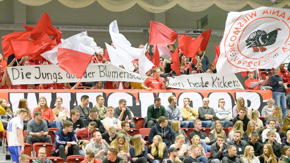 In der Vergangenheit haben einige Vereine – wie hier der VfB Germania Wiesmoor – auch viele Fans mobilisieren können. Archivfoto: Barth