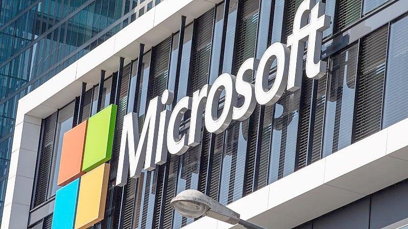 Das Logo von Microsoft hängt an der Fassade eines Bürogebäudes im Münchener Stadtteil Schwabing. Foto: Peter Kneffel/dpa