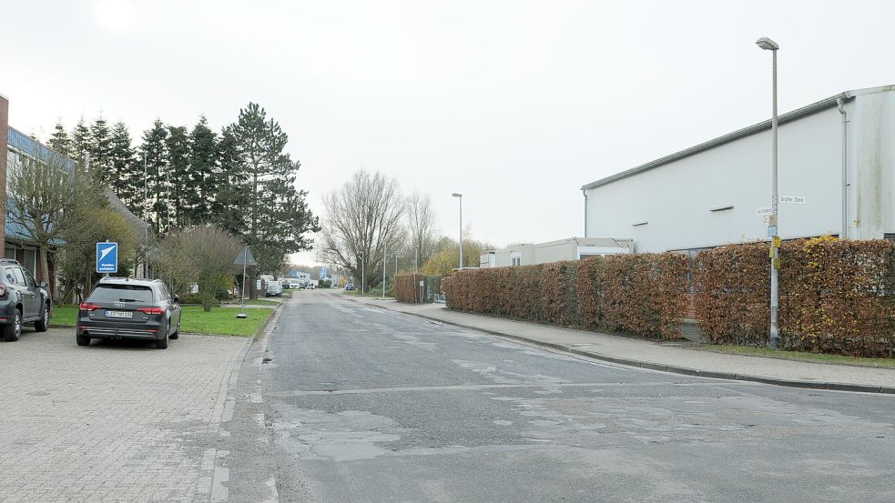 Die Straße Am Emsdeich wird auch im kommenden Jahr nicht ausgebaut werden. Allerdings sollen die schlimmsten Löcher geflickt und im Bereich der Lebenshilfe ein Bürgersteig gebaut werden. Foto: Wolters