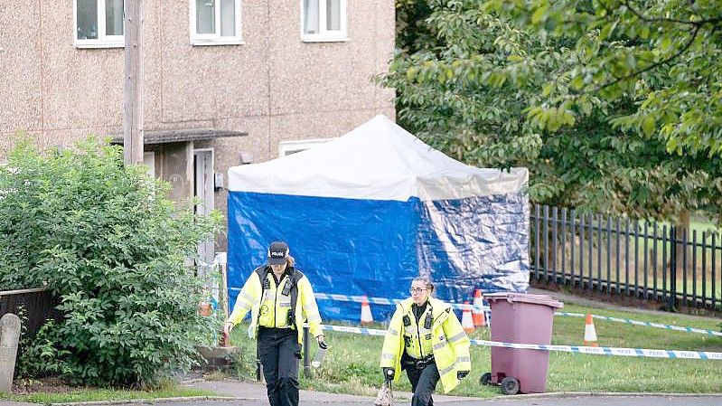 Der Tatort in Chandos Crescent in Killamarsh, in der Nähe von Sheffield, wo am 19.09.2021 eine Frau und drei Kinder, zwei davon ihre eigenen, in einem Haus tot aufgefunden wurden. Foto: Danny Lawson/PA Wire/dpa