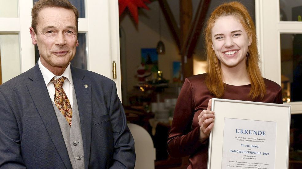 Rhoda Hamel freut sich über den Handwerkerpreis des Rotary-Clubs, den ihr Präsident Rainer Bruns ausgehändigt hatte. Foto: Stahl