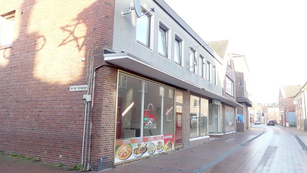 Dieser Gebäudekomplex in der Westerstraße in Weener soll abgerissen werden. Ein gewerblicher Investort aus Oldenburg will dort den Neubau eines Wohn- und Geschäftshauses realisieren. Foto: Gettkowski