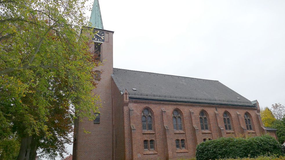 Die evangelisch-lutherische Kirche in Ostrhauderfehn wurde vor 125 Jahren am 15. November 1896 nach mehrjähriger Bauzeit eingeweiht. Ihren Namen Petruskirche bekam sie erst 1992 nach einer fast einjährigen Renovierung. Foto: Wieking