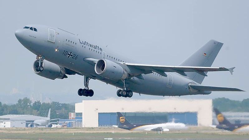 Ein Airbus A310 MedEvac der Bundeswehr während eines Starts auf dem Flughafen Köln Bonn. Foto: Henning Kaiser/dpa