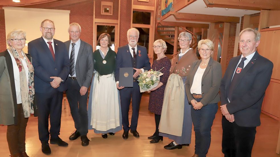 Zur Auszeichnung mit dem Bundesverdienstkreuz gratulierten in einer Feierstunde im Rathaus Ramsloh viele Weggefährten (v.li). Johanna Evers , Bürgermeister Thomas Otto, stv. Landrat Johann Kalvelage, Agnes Janssen, das Ehepaar Karl-Peter und Elisabeth Schramm, Elfriede Deeken, Elisabeth Sieb