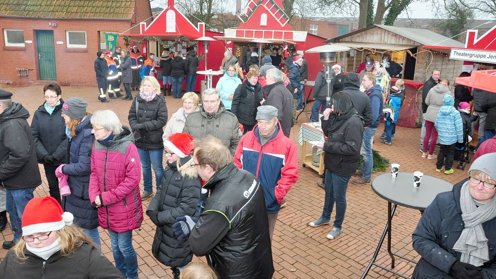 So unbeschwert und fröhlich wie auf diesem Foto aus dem Jahr 2017 wird es auf dem Weihnachtsmarkt in Jemgum wegen der Corona-Pandemie nicht zugehen, doch zumindest findet er trotz erschwerter Bedingungen statt. Archivfoto: Wolters