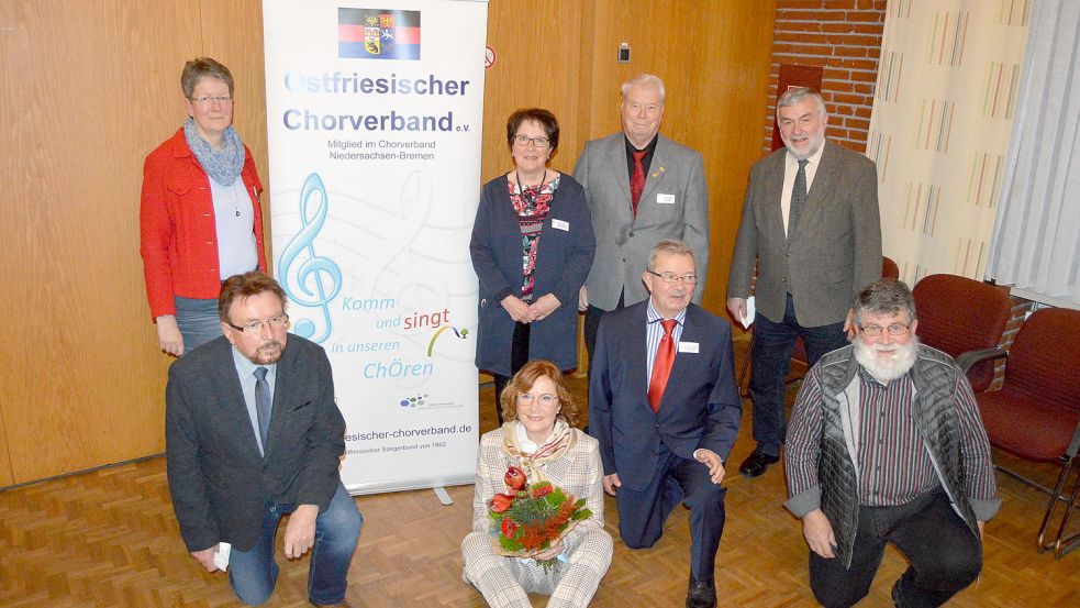 Der Vorstand besteht aus (stehend von links) Karin Wessels, Anita Arians (Jugendreferentin Friedeburg), Jakob Linnemann (Kassenwart, Emden) sowie untere Reihe (von links) Jann Stickfort (Pressewart, Schwerinsdorf), Heike Douglas (Präsidentin), Diethelm Sempell (Vizepräsident, Westoverledingen) und Rudolf Seeberg (Schriftführer, Riepe). Foto: Weers