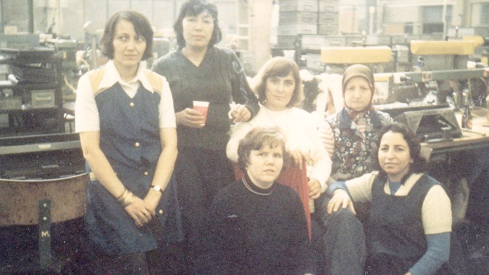 Pervin Gültekin (links) mit Kolleginnen im Olympia-Werk in Leer. Sie arbeitete 18 Jahre lang für den Schreibmaschinenhersteller, zunächst in der Stanzerei, später in der Montage. Foto: privat
